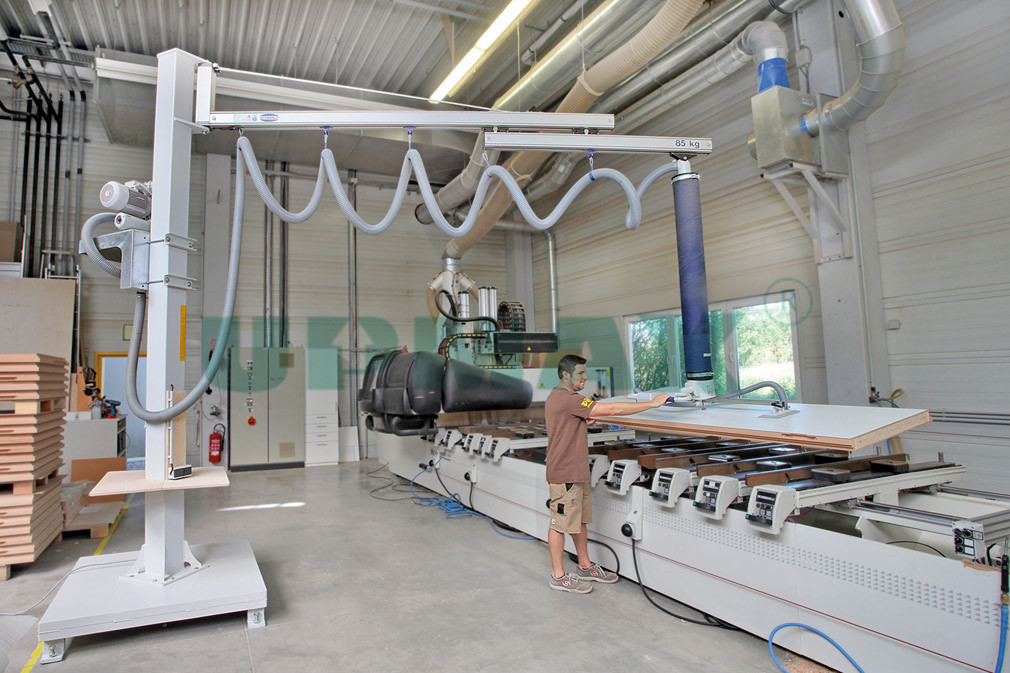1594530598169752.jpg column-mounted-jib-crane-application-04.jpg